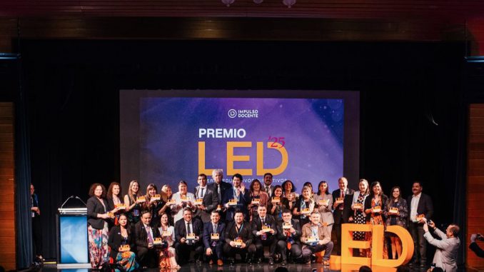 Grupo de directores y líderes educativos celebrando su selección como finalistas del Premio LED 2026 en Chile.