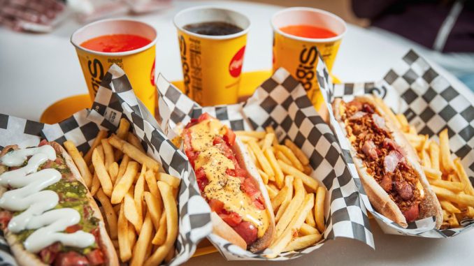 Local de Doggis decorado por su aniversario 37 con promociones y clientes