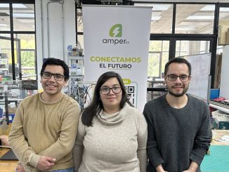 Equipo de ingenieros de la Universidad Austral de Chile trabajando en tecnología de gestión energética para electromovilidad