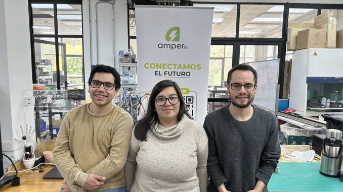Equipo de ingenieros de la Universidad Austral de Chile trabajando en tecnología de gestión energética para electromovilidad