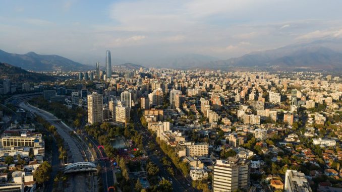 Edificio moderno de inversiones inmobiliarias en una ciudad con horizonte financiero