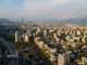 Edificio moderno de inversiones inmobiliarias en una ciudad con horizonte financiero