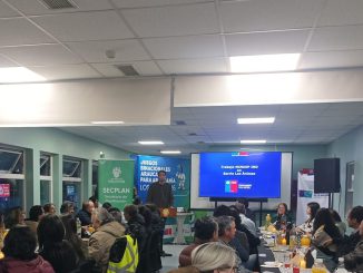 Autoridades y vecinos revisando los planos y avances del proyecto de desarrollo urbano en el sector Las Ánimas de Valdivia.