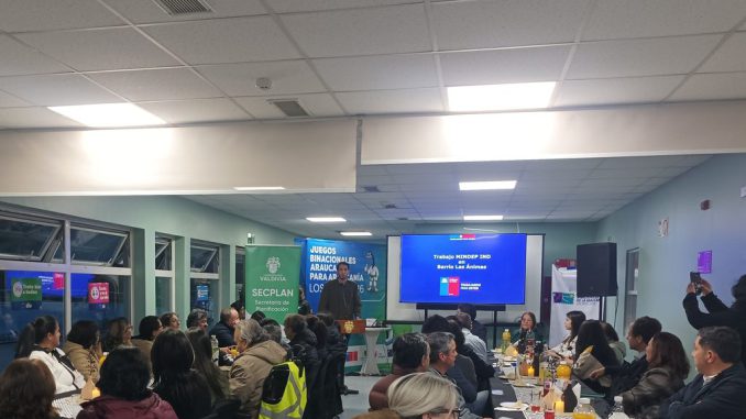 Autoridades y vecinos revisando los planos y avances del proyecto de desarrollo urbano en el sector Las Ánimas de Valdivia.