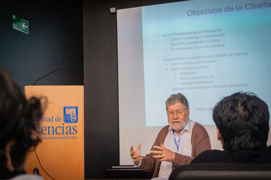 Estudiantes y académicos participando en charlas interdisciplinarias en la Escuela Austral de Física de la UACh