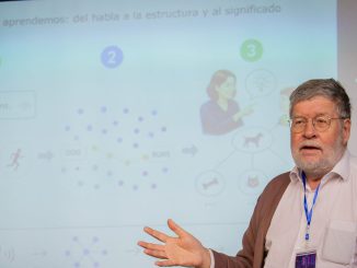 Estudiantes y académicos participando en charlas interdisciplinarias en la Escuela Austral de Física de la UACh