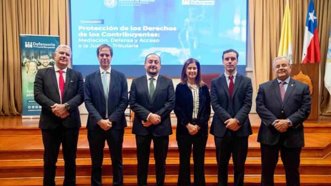 Especialistas y académicos analizando los derechos de los contribuyentes en un seminario jurídico