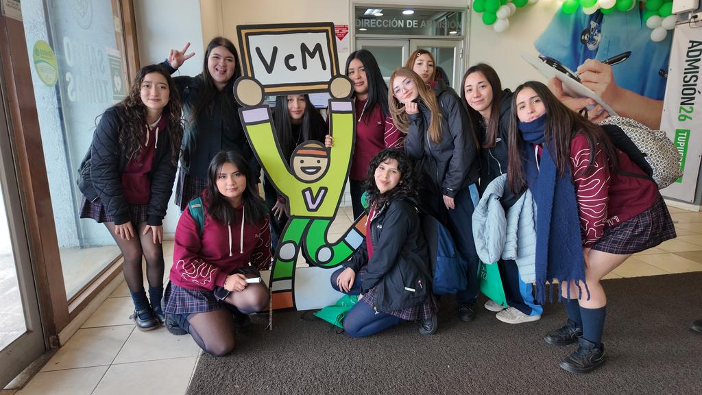 Estudiantes de enseñanza media recorriendo las instalaciones de la Universidad Santo Tomás en Valdivia durante la jornada Tomasino por un Día.