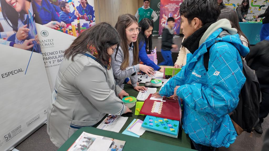Estudiantes de enseñanza media recorriendo las instalaciones de la Universidad Santo Tomás en Valdivia durante la jornada Tomasino por un Día.