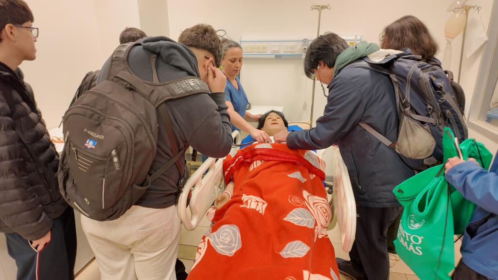 Estudiantes de enseñanza media recorriendo las instalaciones de la Universidad Santo Tomás en Valdivia durante la jornada Tomasino por un Día.
