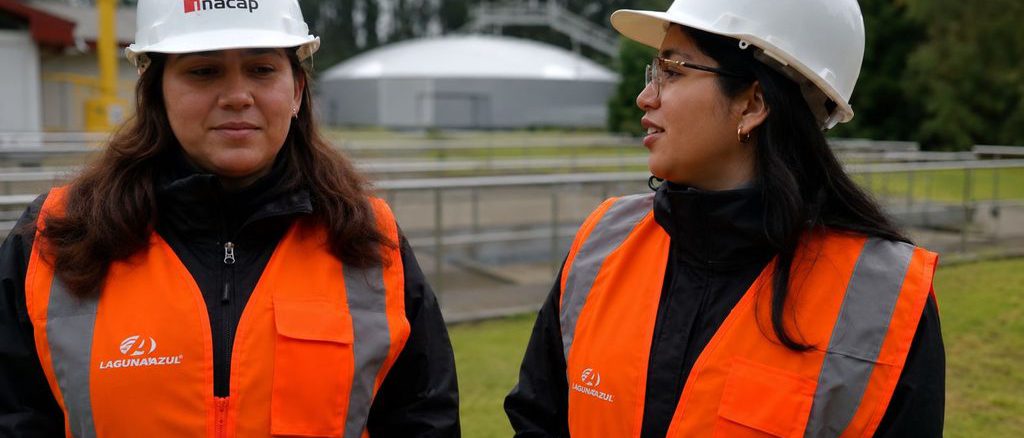 Estudiantes de ingenieria ambiental de Inacap recorriendo la planta de tratamiento de aguas en Valdivia