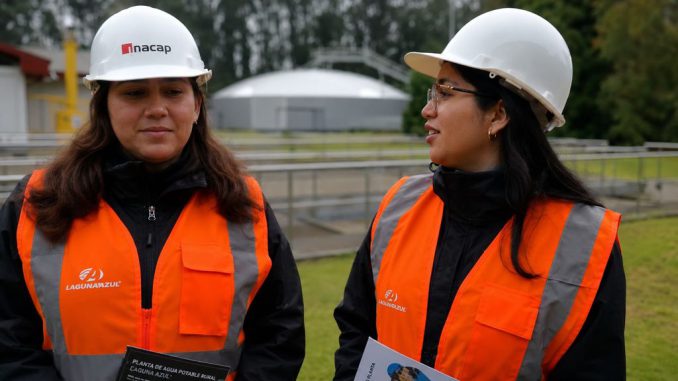 Estudiantes de ingenieria ambiental de Inacap recorriendo la planta de tratamiento de aguas en Valdivia