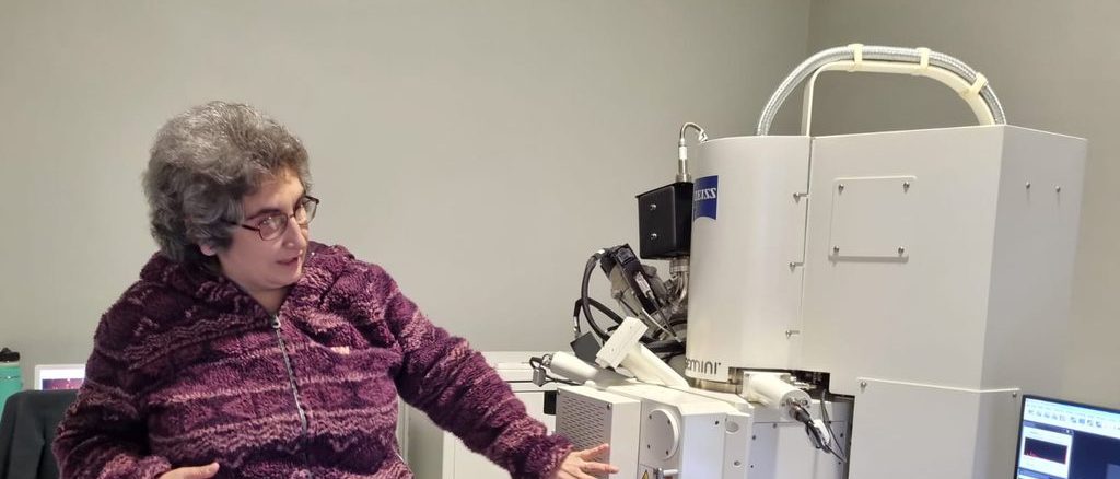 Estudiantes de postgrado trabajando en la Unidad de Microscopía Electrónica de la Universidad Austral de Chile