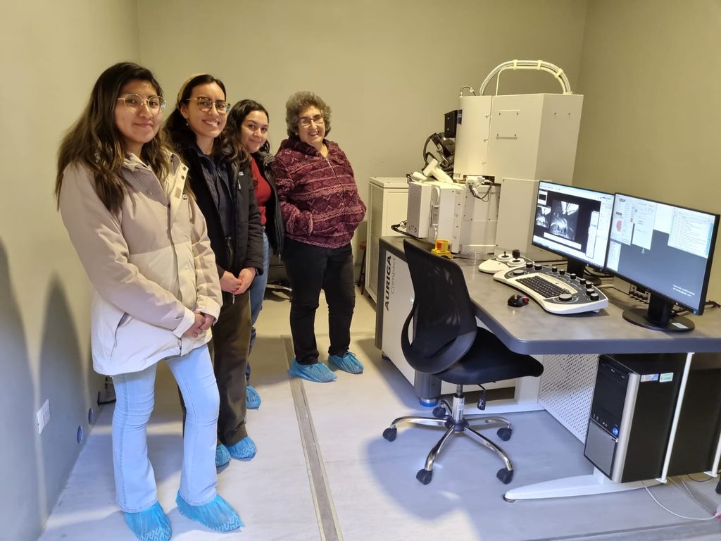 Estudiantes de postgrado trabajando en la Unidad de Microscopía Electrónica de la Universidad Austral de Chile