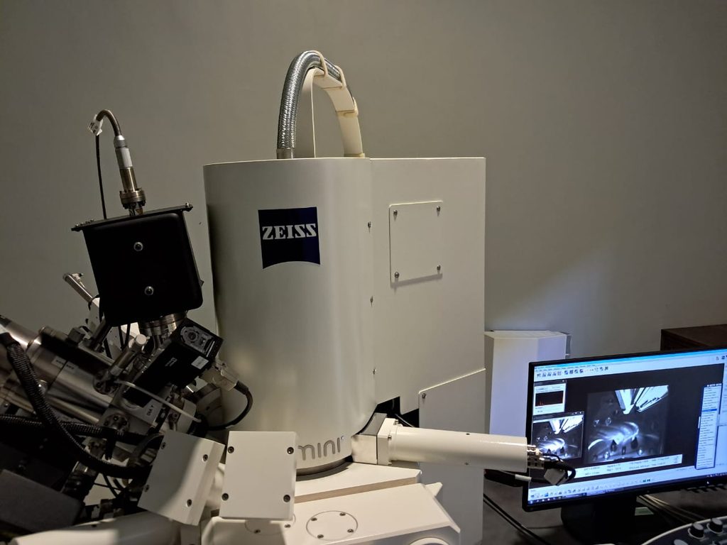 Estudiantes de postgrado trabajando en la Unidad de Microscopía Electrónica de la Universidad Austral de Chile