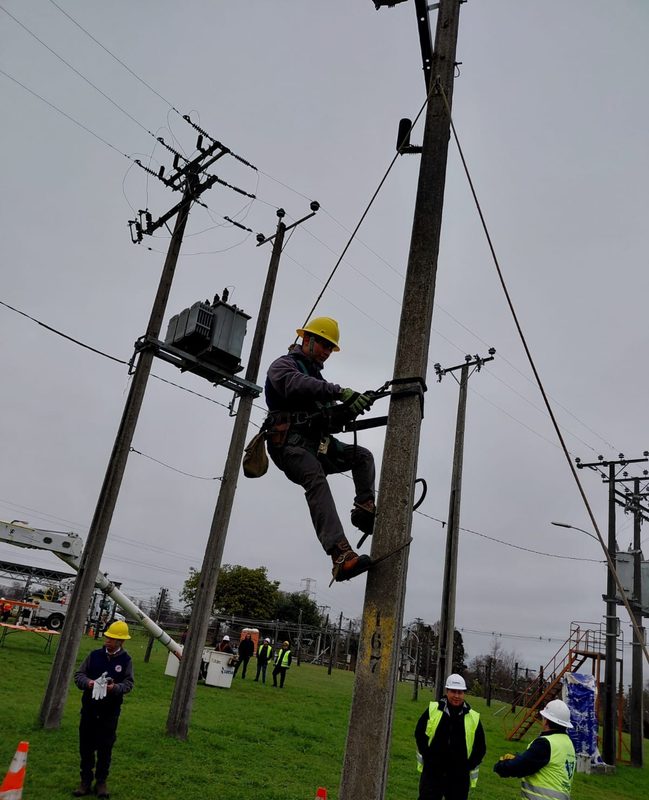 Estudiantes del Liceo Industrial practicando maniobras de seguridad en el centro de entrenamiento de Saesa