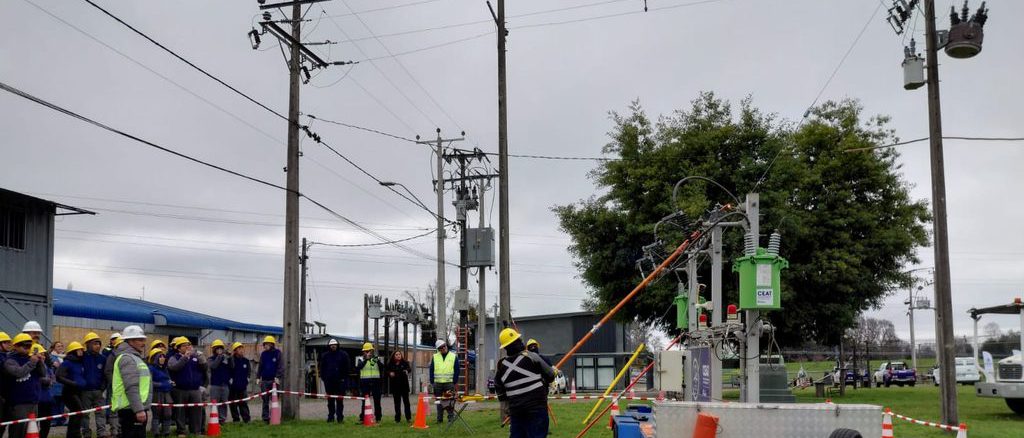 Estudiantes del Liceo Industrial practicando maniobras de seguridad en el centro de entrenamiento de Saesa