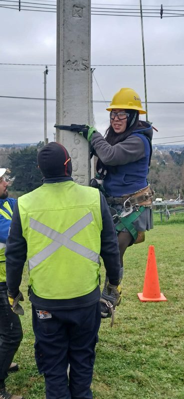 Estudiantes del Liceo Industrial practicando maniobras de seguridad en el centro de entrenamiento de Saesa