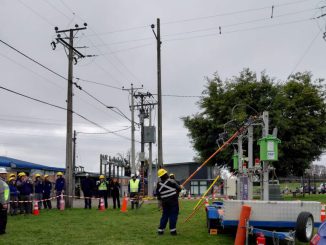 Estudiantes del Liceo Industrial practicando maniobras de seguridad en el centro de entrenamiento de Saesa