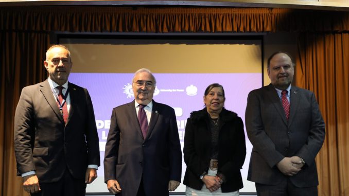 Francisco Rojas durante su conferencia sobre crimen organizado y seguridad en Chile