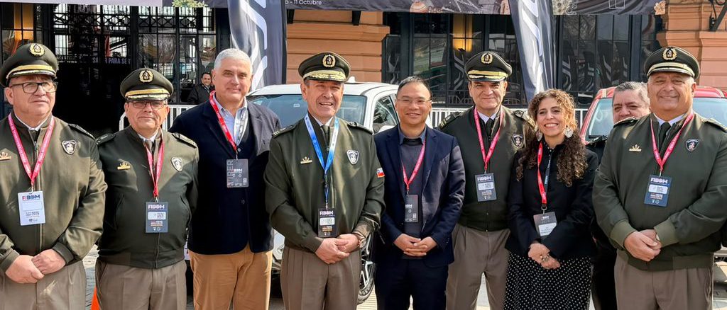 Ejecutivos de Gildemeister entregan llaves de camionetas JAC T8 Pro a autoridades de Bomberos de Chile en la feria FIBOM 2026.