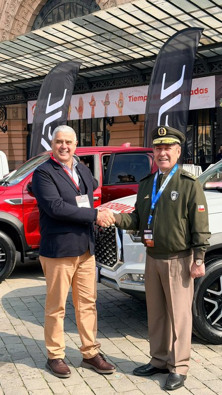 Ejecutivos de Gildemeister entregan llaves de camionetas JAC T8 Pro a autoridades de Bomberos de Chile en la feria FIBOM 2026.