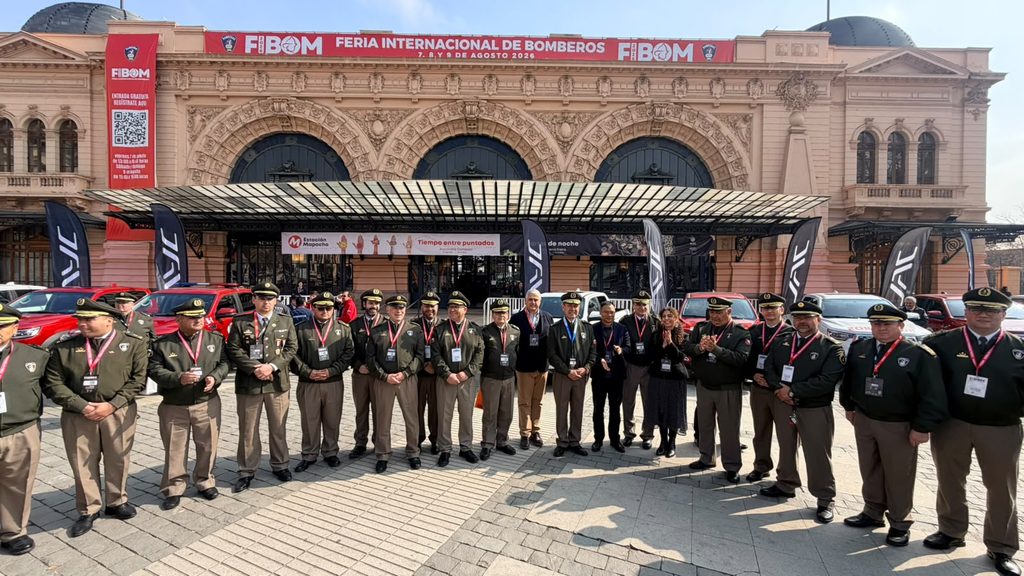 Ejecutivos de Gildemeister entregan llaves de camionetas JAC T8 Pro a autoridades de Bomberos de Chile en la feria FIBOM 2026.