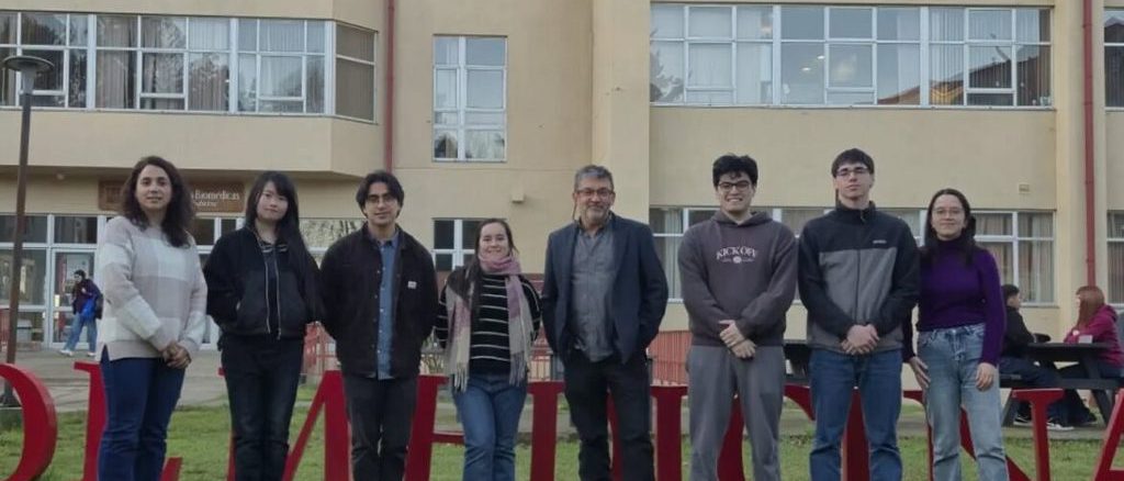 Científicos analizando funciones neuromusculares en laboratorio para estudiar el envejecimiento