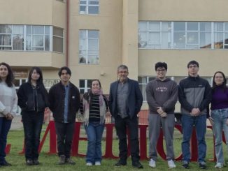 Científicos analizando funciones neuromusculares en laboratorio para estudiar el envejecimiento