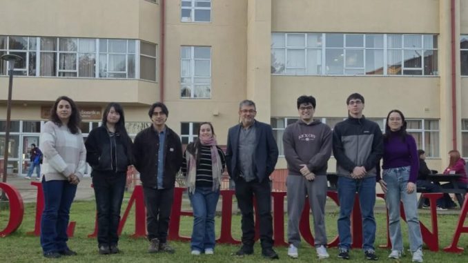 Científicos analizando funciones neuromusculares en laboratorio para estudiar el envejecimiento