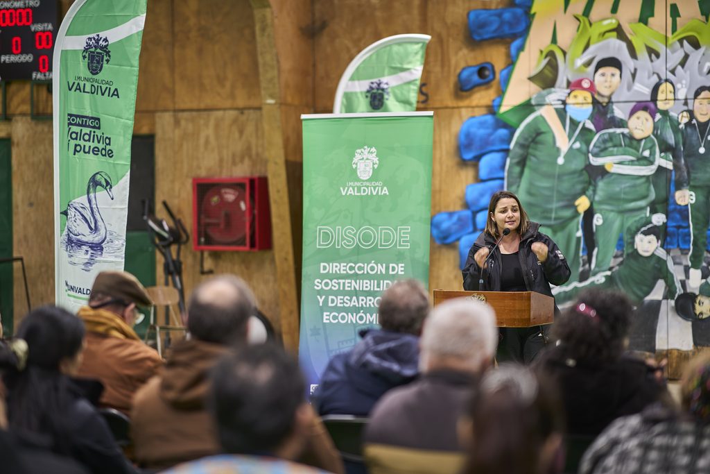 Personal veterinario realizando procedimientos en la clínica móvil municipal de Valdivia