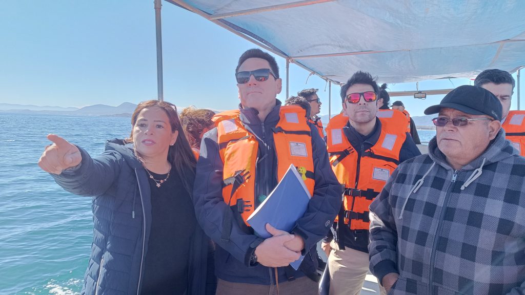 Pescadores artesanales en caleta Tongoy revisando sus embarcaciones dañadas por los temporales.