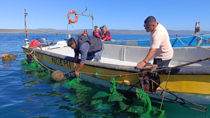 Pescadores artesanales en caleta Tongoy revisando sus embarcaciones dañadas por los temporales.