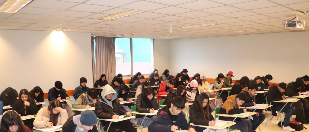 Estudiantes rindiendo el ensayo PAES en las instalaciones de la Universidad Santo Tomás sede Valdivia