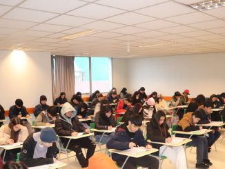 Estudiantes rindiendo el ensayo PAES en las instalaciones de la Universidad Santo Tomás sede Valdivia