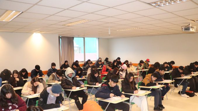 Estudiantes rindiendo el ensayo PAES en las instalaciones de la Universidad Santo Tomás sede Valdivia