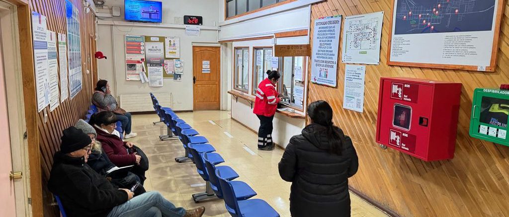 Camillas ginecológicas donadas al centro de salud familiar en Mehuín para mejorar la atención médica