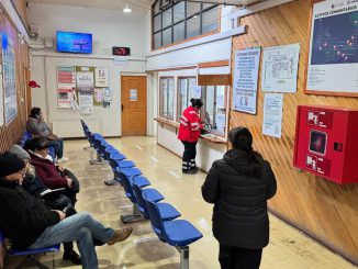 Camillas ginecológicas donadas al centro de salud familiar en Mehuín para mejorar la atención médica