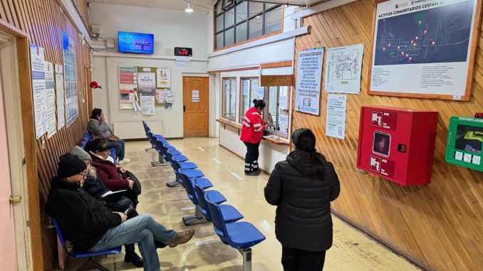 Camillas ginecológicas donadas al centro de salud familiar en Mehuín para mejorar la atención médica