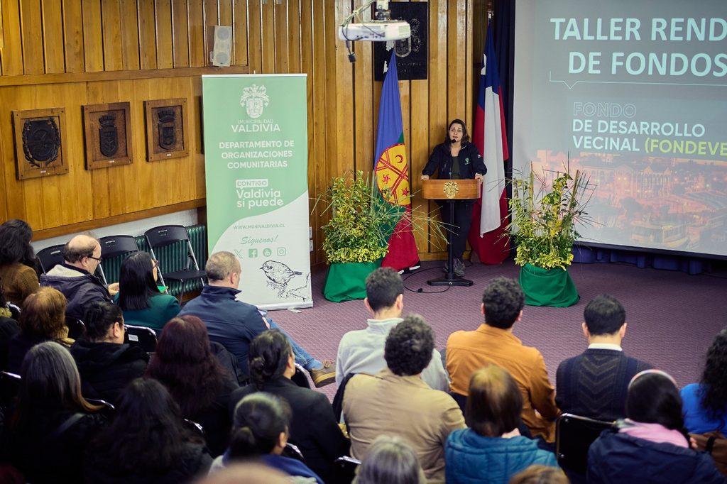 Alcaldesa Carla Amtmann entregando fondos concursables a organizaciones comunitarias en Valdivia