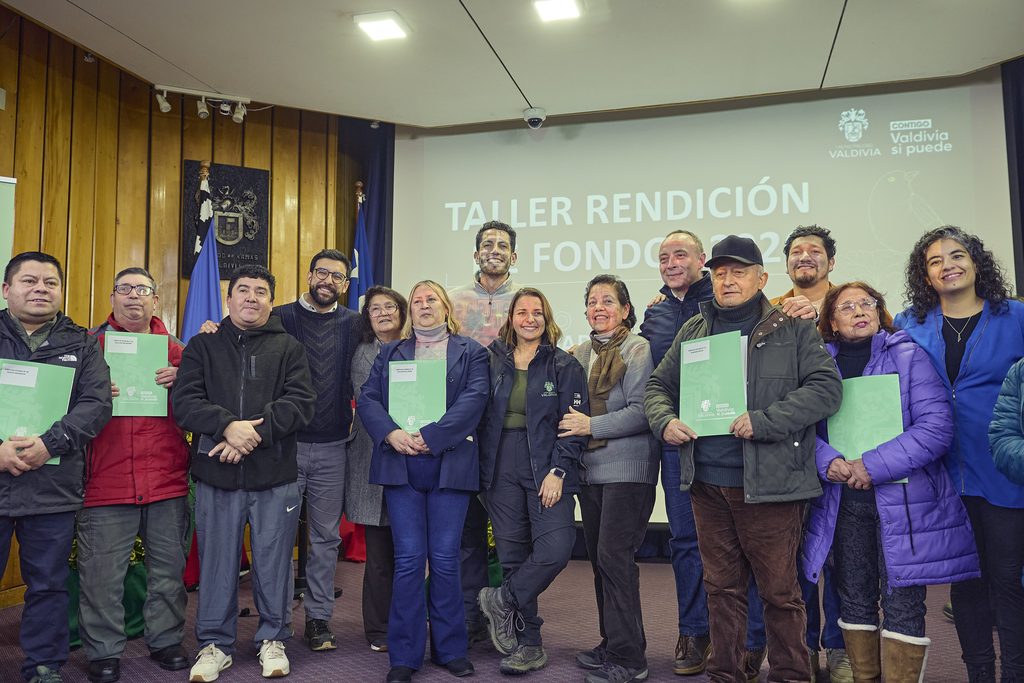 Vecinos en una sede social de Valdivia celebrando la entrega de fondos municipales para infraestructura.
