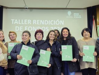 Vecinos en una sede social de Valdivia celebrando la entrega de fondos municipales para infraestructura.
