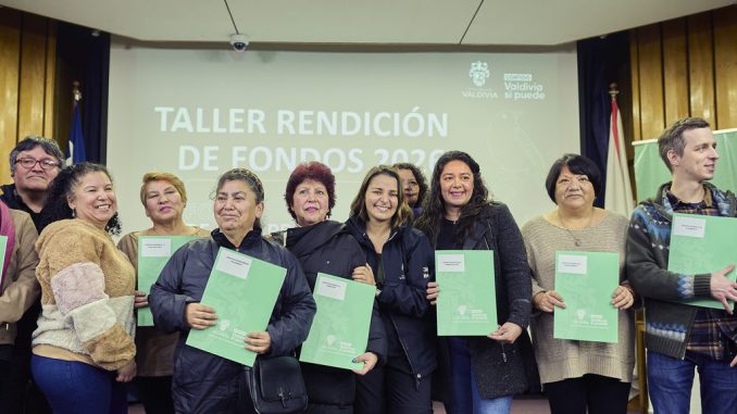 Vecinos en una sede social de Valdivia celebrando la entrega de fondos municipales para infraestructura.