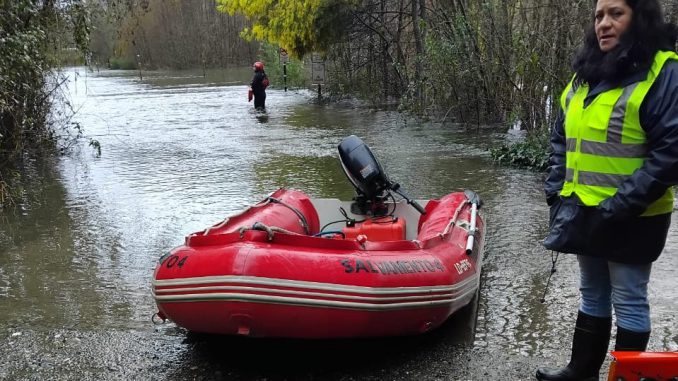 Personal municipal de Valdivia entregando kits de ayuda a familias damnificadas por las intensas lluvias