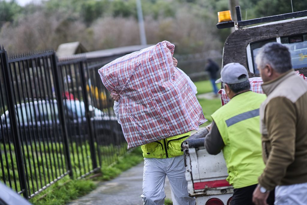 Personal municipal de Valdivia entregando kits de ayuda a familias damnificadas por las intensas lluvias
