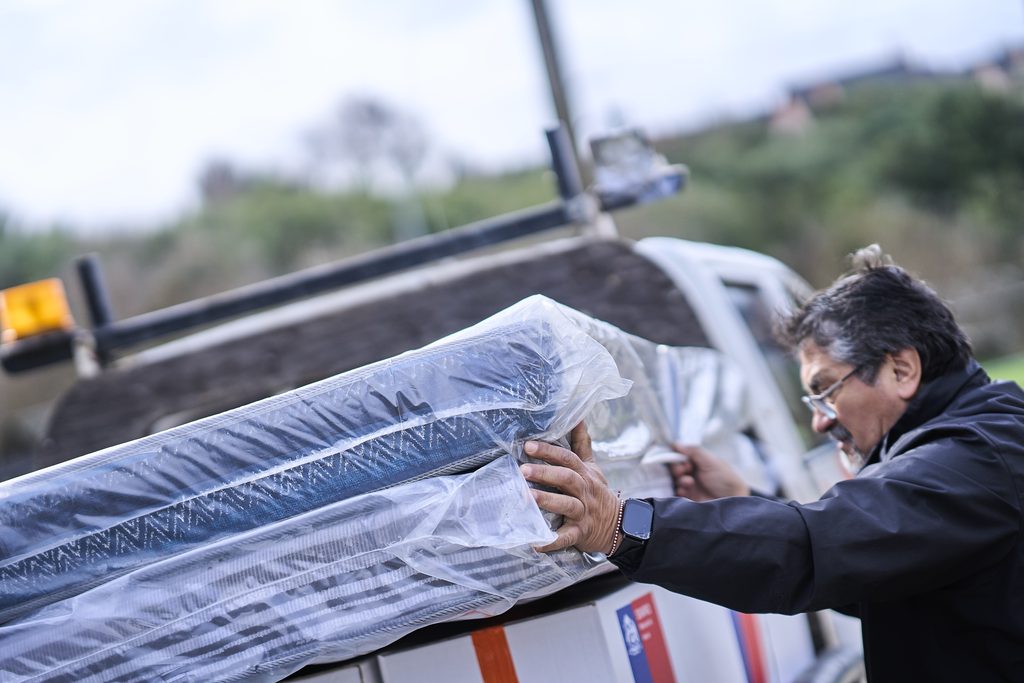 Personal municipal de Valdivia entregando kits de ayuda a familias damnificadas por las intensas lluvias