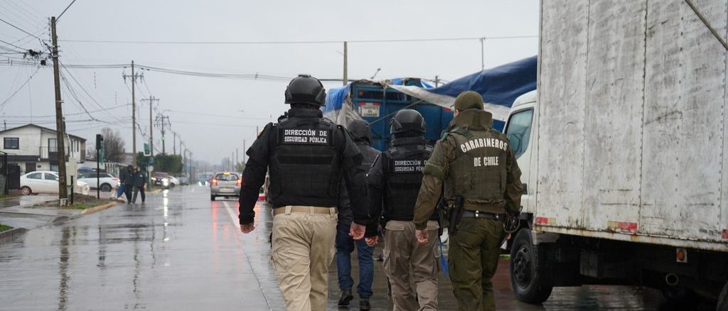 Carabineros y personal municipal fiscalizando la feria libre de Valdivia para asegurar el orden público.