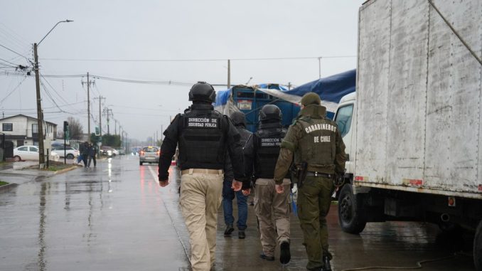 Carabineros y personal municipal fiscalizando la feria libre de Valdivia para asegurar el orden público.