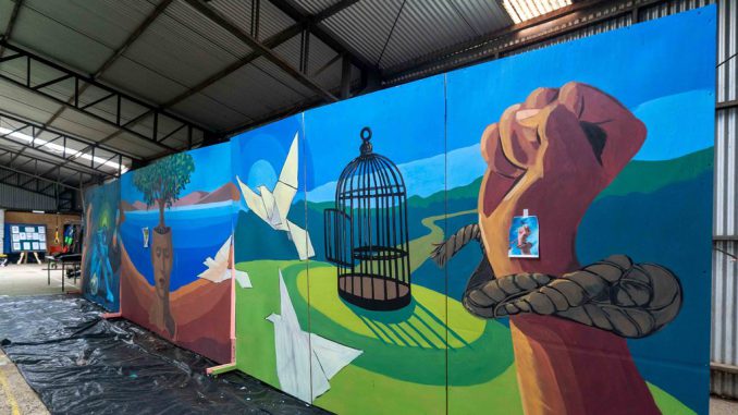 Mural móvil creado por personas privadas de libertad en el Centro de Educación y Trabajo de Valdivia