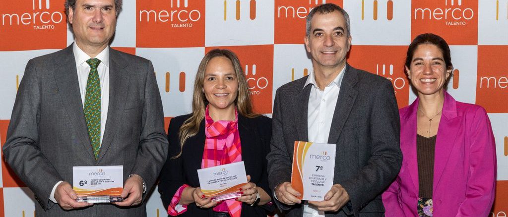 Colaboradores de Nestlé Chile en sus oficinas celebrando el reconocimiento de Merco Talento 2026